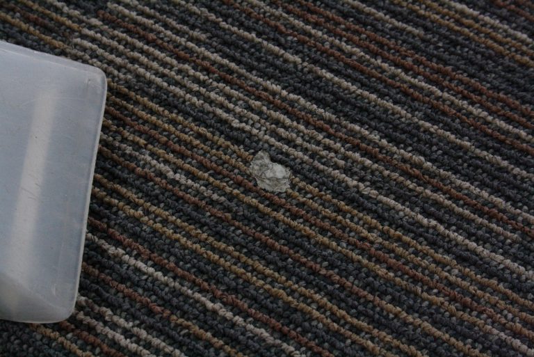 Guma do żucia na wykładzinie