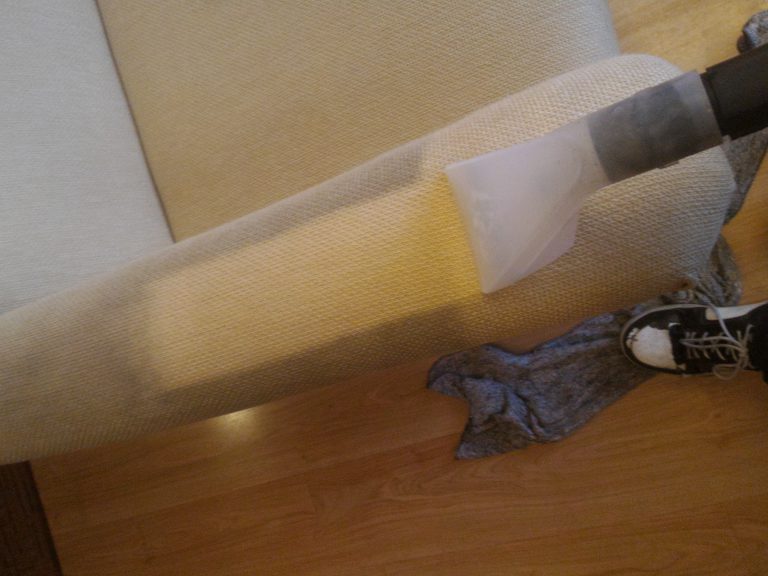 Pranie podłokietnika fotela