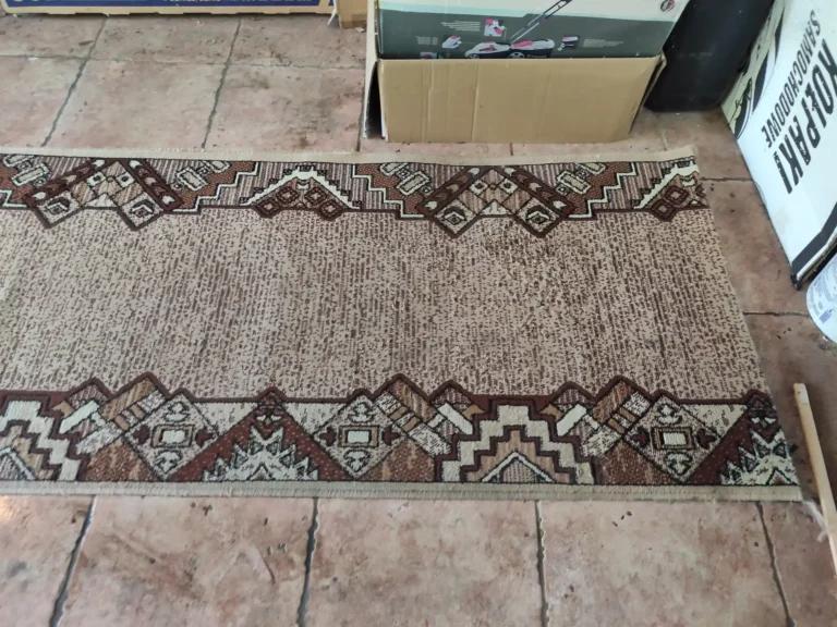 Oczyszczony dywanik teraz nadaje się do położenia na podłodze.