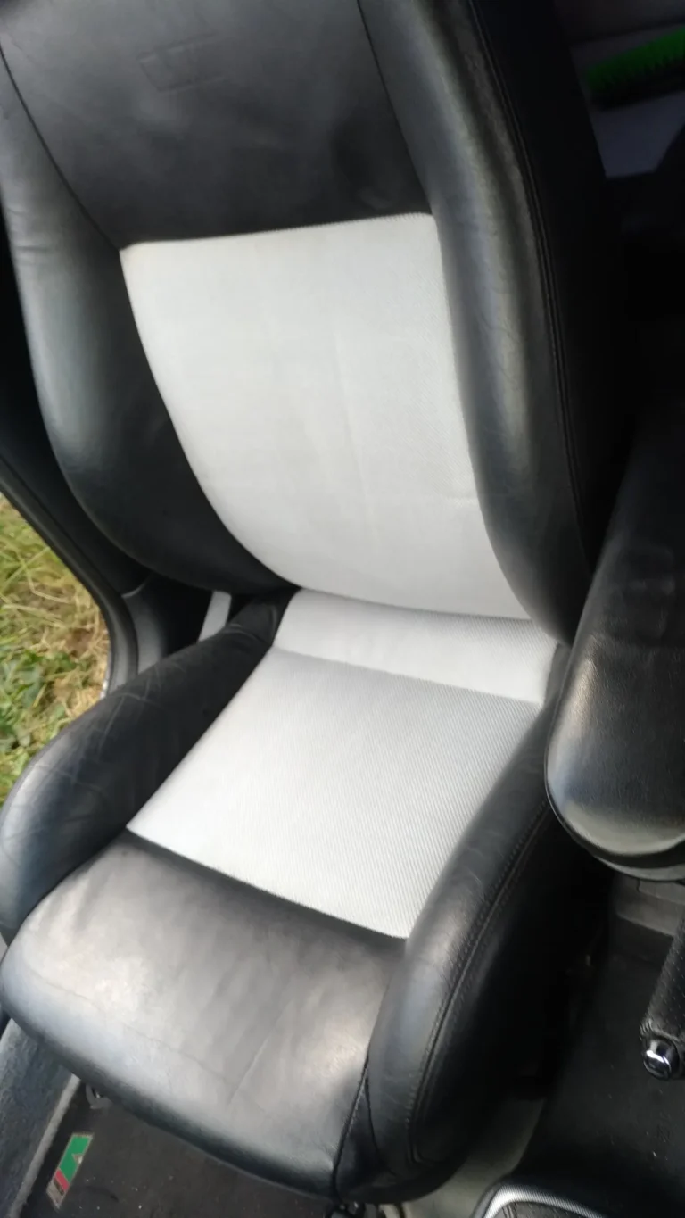 Ten fotel z alcantary i skóry został doprowadzony przez nas do porządku. Pranie zakończone sukcesem.