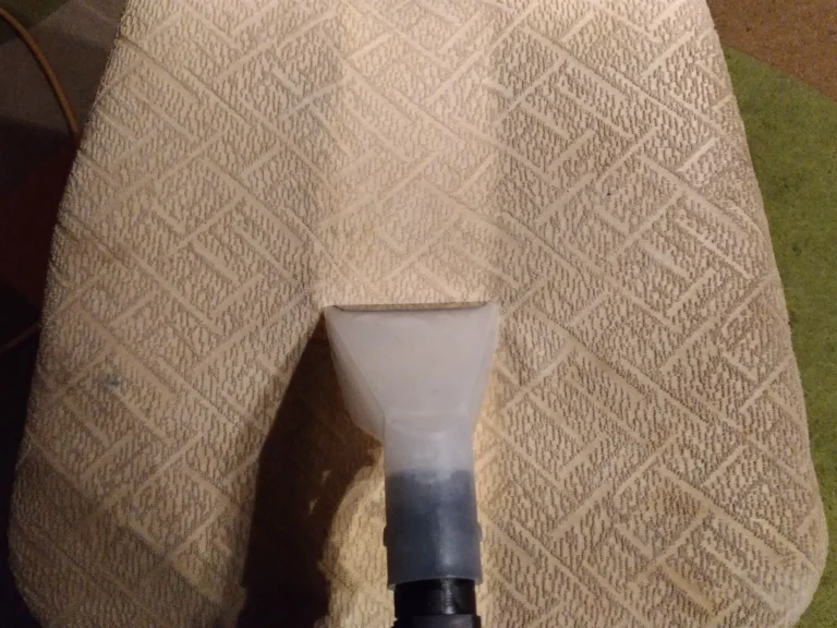 Jasny pas wypranej tapicerki krzesła świadczy sam za siebie. Znamy się na praniu tapicerki.