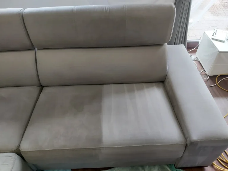 Na fotografii pokazujemy jak brudny narożnik zmienia się w czysty dzięki praniu tapicerki.