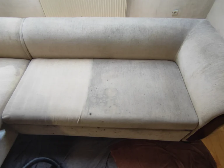 Przedstawiamy proces oczyszczania tapicerki mebla