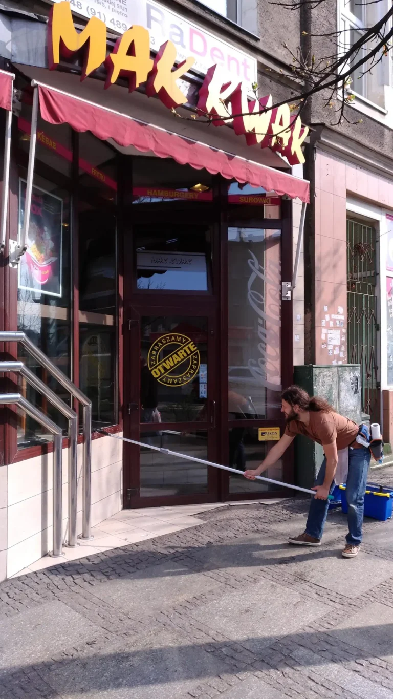 2 Czyszczenie okien u naszego wieloletniego klienta Makkwak - najlepsze kebaby.