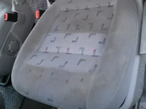 Tapicerka fotela w samochodzie w trakcie prania. Widać szybkie efekty