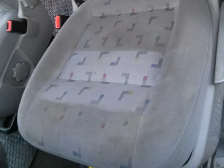 Tapicerka fotela w samochodzie w trakcie prania. Widać szybkie efekty