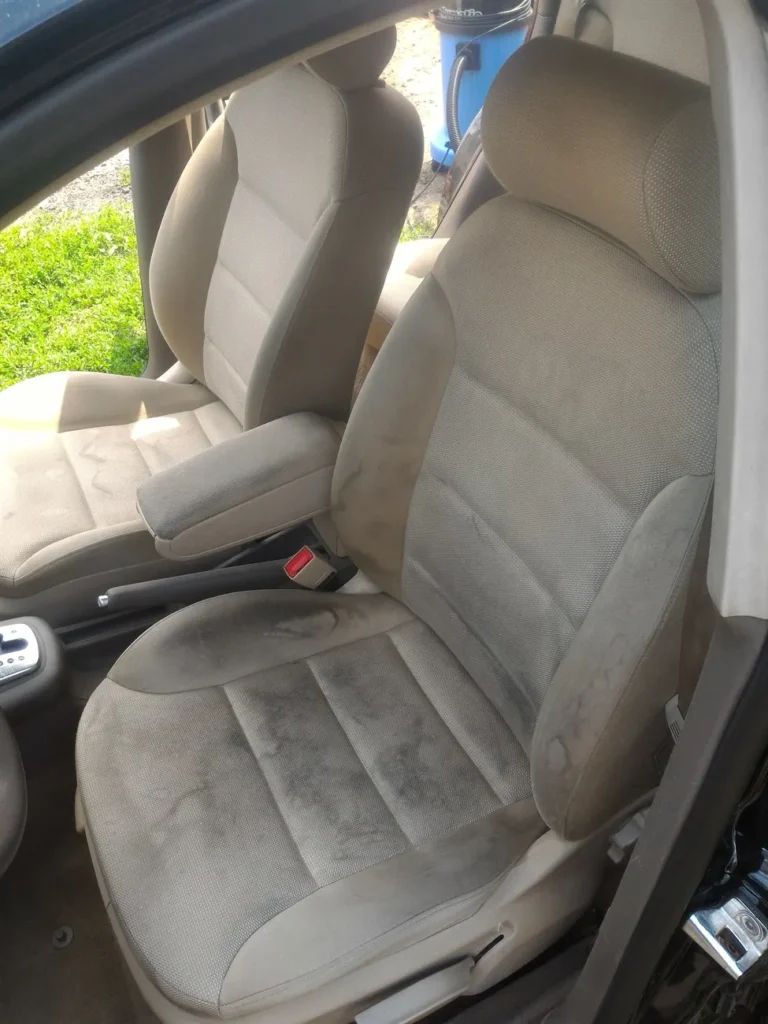 Fotel samochodowy przed praniem - brudny i lepki