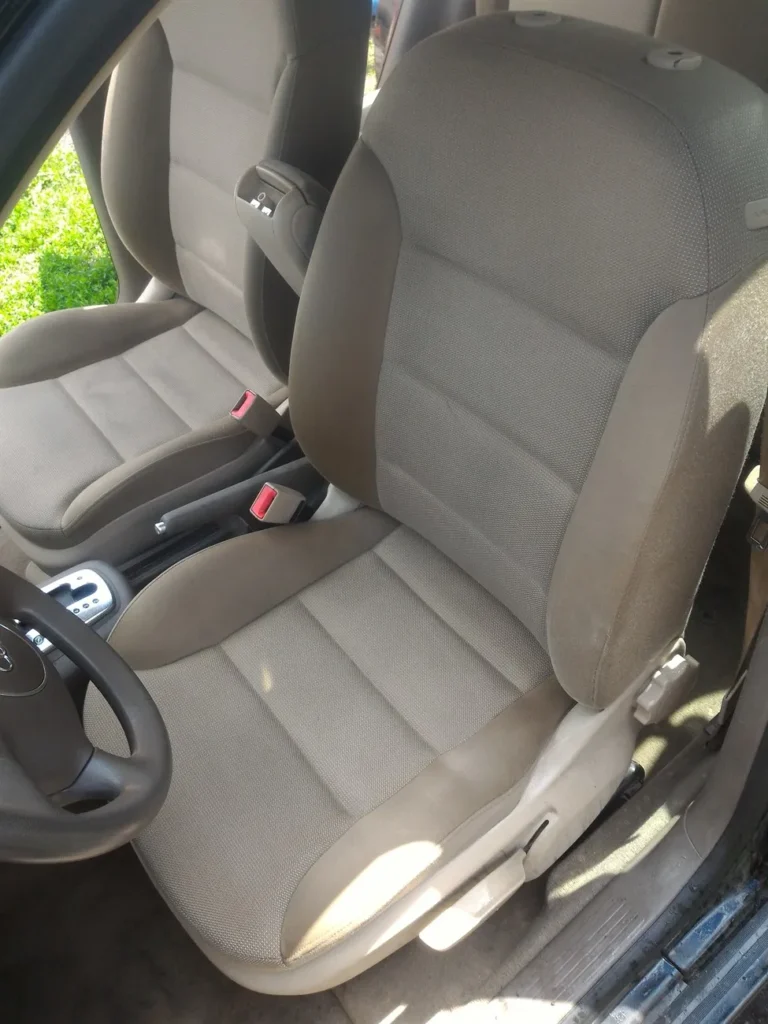 Fotel samochodowy po praniu - czysty i pachnący