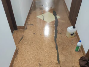 Na zdjęciu efekt wielokrotnego pastowania PCV na niedomytą podłogę. Powstaje twarda skorupa pasty Sidolux i brudu bardzo trudna do usunięcia.