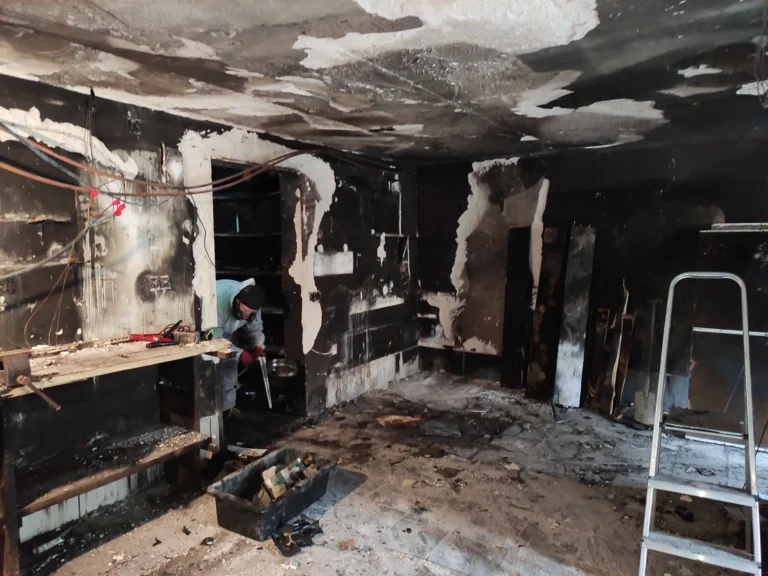 Porządkowanie garażu po pożarze