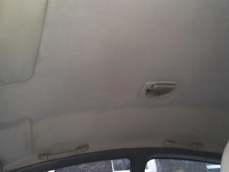 Sufit w samochodzie przed praniem