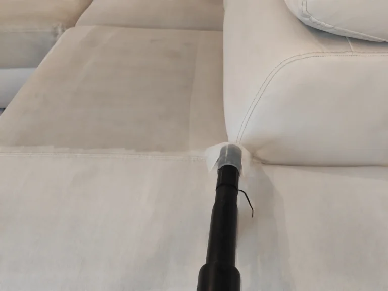 Na tym zdjęciu bardzo dobrze widać moc naszych detergentów i sprzętu do prania tapicerki.