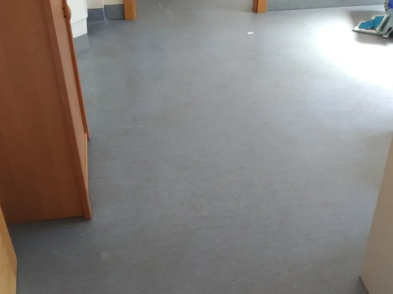 Błękitna brudna wykładzina PCV przed polimeryzacją