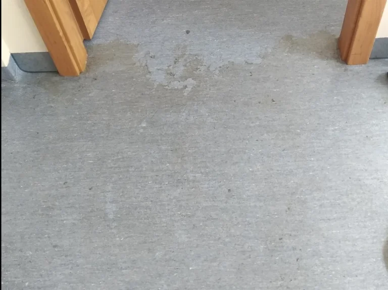 Usuwanie starej warstwy polimeru z wykładziny PCV -przed