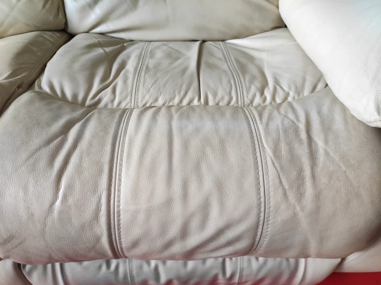 Element skórzany z przodu kanapy wyczyszczony na próbę dla porównania.