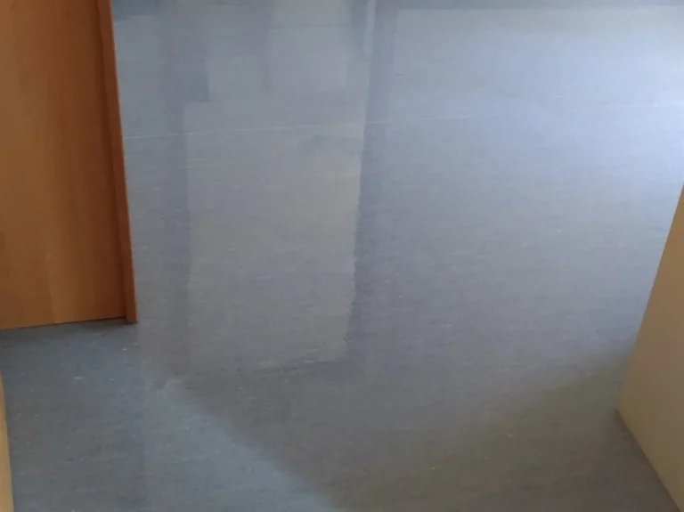 Błękitna oczyszczona wykładzina PCV po polimeryzacji