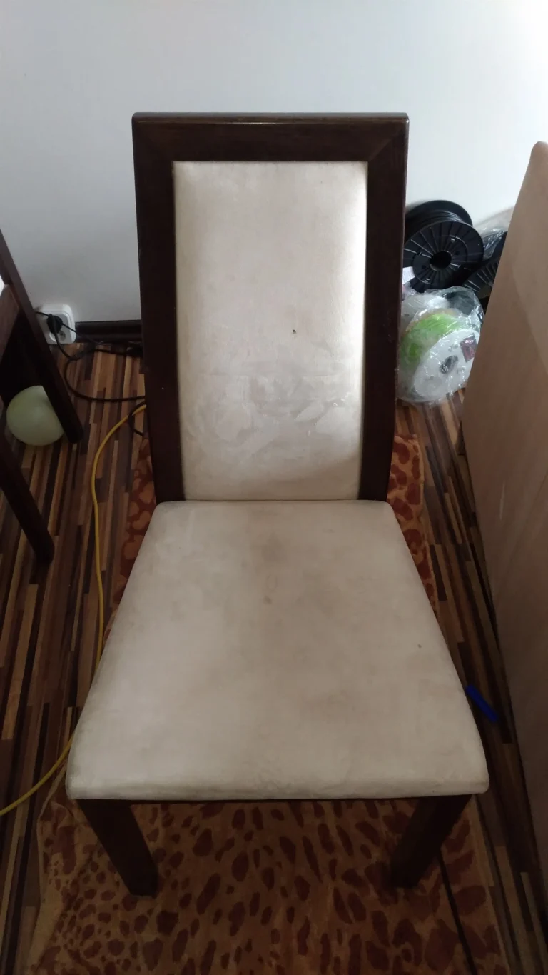 Zdjęcie przedstawia niewyprane brudne krzesło.