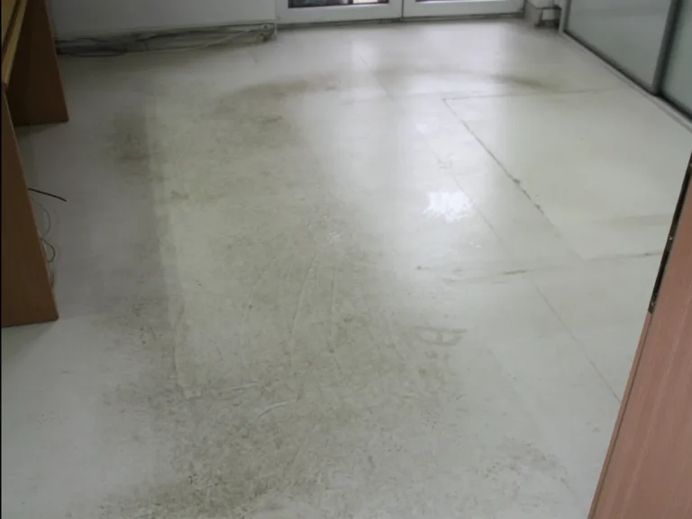 Gabinet lekarski z brudną podłogą? To nie uchodzi. Zadzwonili po nas.