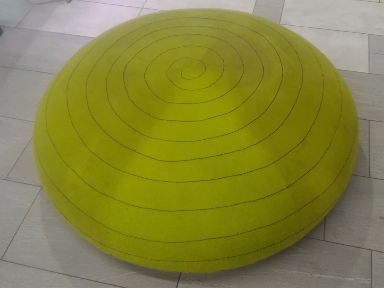 Wypraliśmy tapicerkę pufy aby klienci mogli cieszyć się czystością w centrum handlowym.