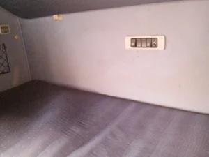 Ścianka w TIR z zaciekami przed praniem