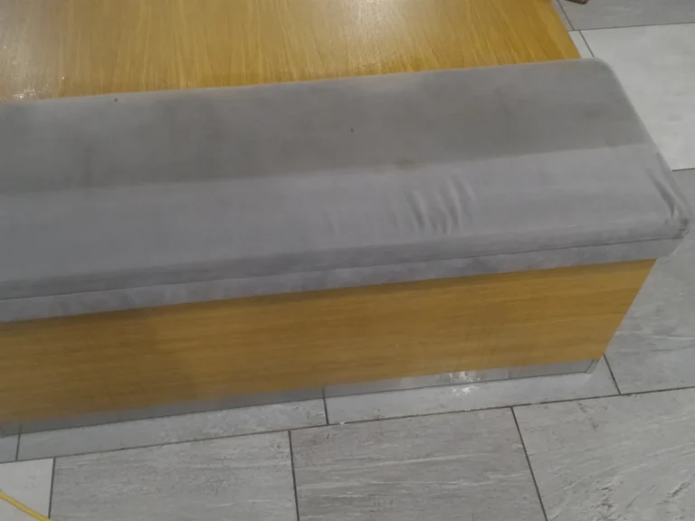Tapicerowane siedzisko dla klientów sklepu do połowy wyprane.