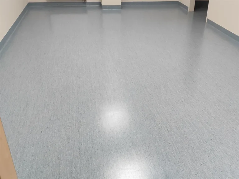 Zniszczona wykładzina biurowa PCV po czyszczeniu i renowacji.