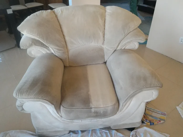 Widać początkowy etap prania ekstrakcyjnego fotela.