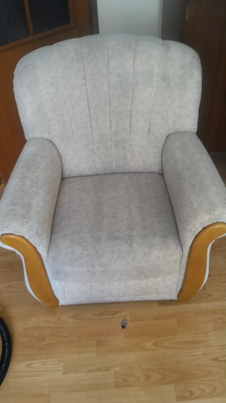 Idealnie wyczyszczony stary fotel.