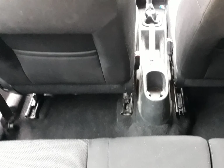 Wykładzina samochodowa po odkurzaniu