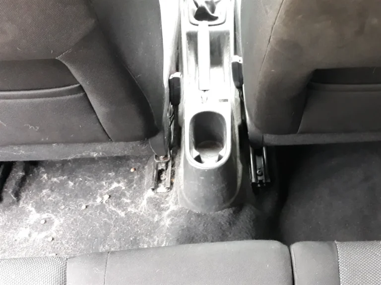 Dywanik samochodu został odkurzony po prawej stronie. Jak było wcześniej widać po lewej.