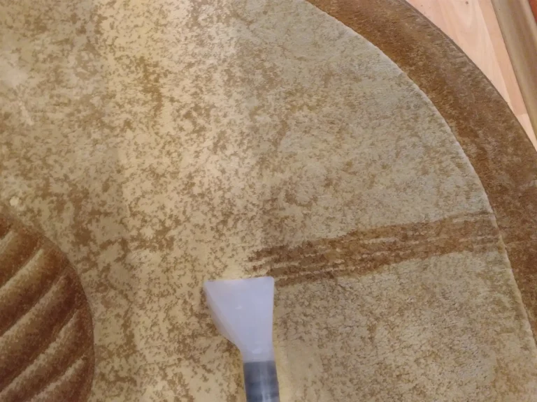 Wyprany częściowo dywan pokazuje swój prawdziwy kolor.