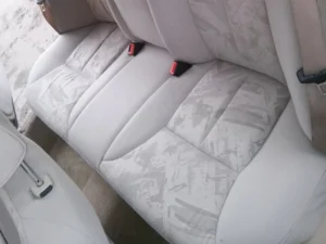 Tekstylna kanapa tapicerowana w samochodzie po praniu. Plamy zeszły.