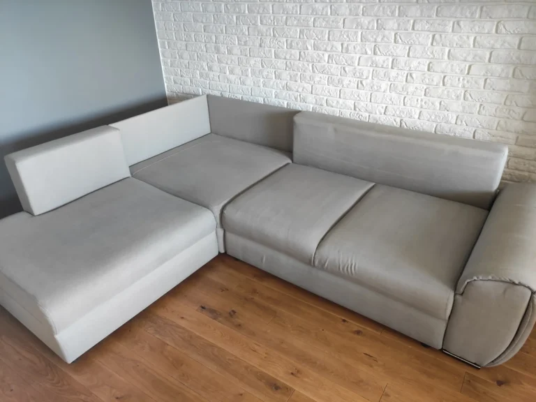 A tutaj ten sam szary duży narożnik czyściutki dzięki naszemu praniu.