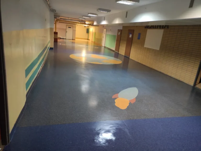 Wykładzina w szkole podstawowej po oczyszczeniu oraz polimeryzacji.