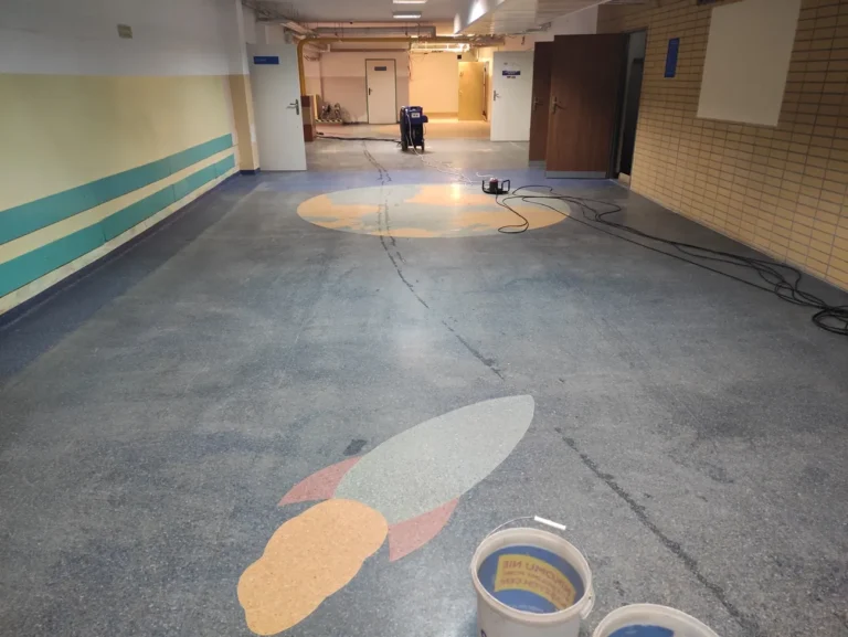 Wykładzina w szkole podstawowej po czyszczeniu ale przez polimeryzacją.