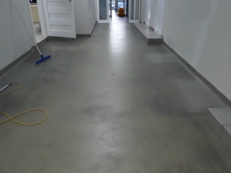 Hol firmy klienta z uszkodzoną i zapuszczoną wykładziną PCV