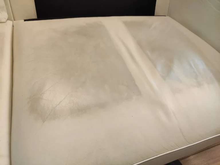 Siedzisko czyszczonej kanapy ukazuje swój pierwotny kolor.