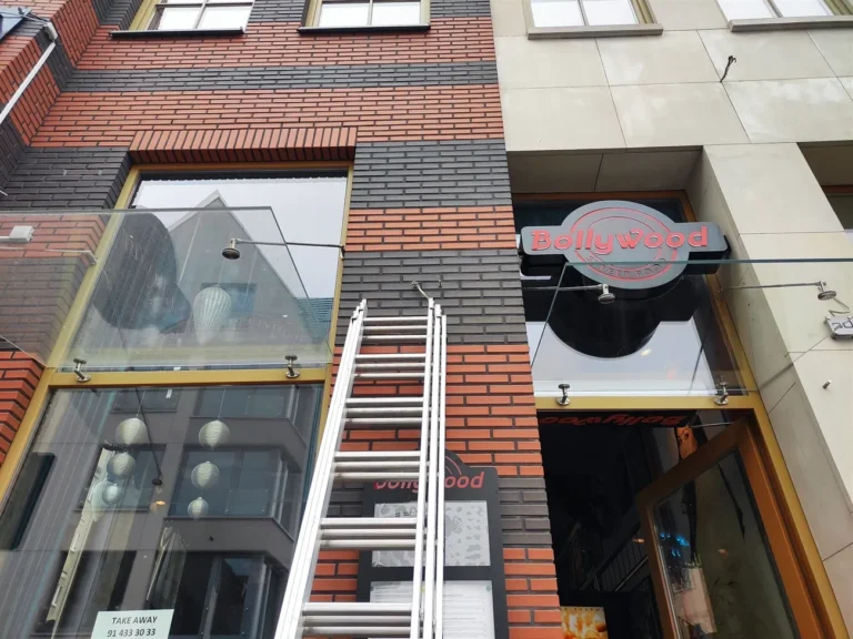 Mycie daszków szklanych na wysokości ul. Kuśnierska