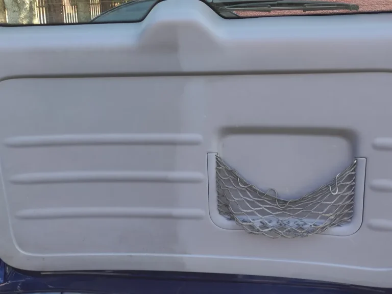 Do połowy wyczyszczone plastikowe wnętrze drzwi auta terenowego.