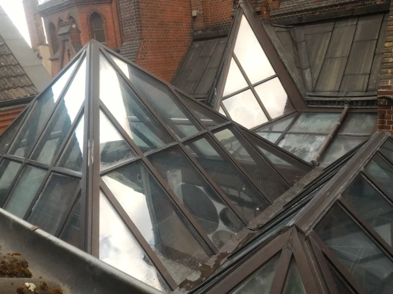 Szklana piramida na dachu po umyciu przez naszą firmę