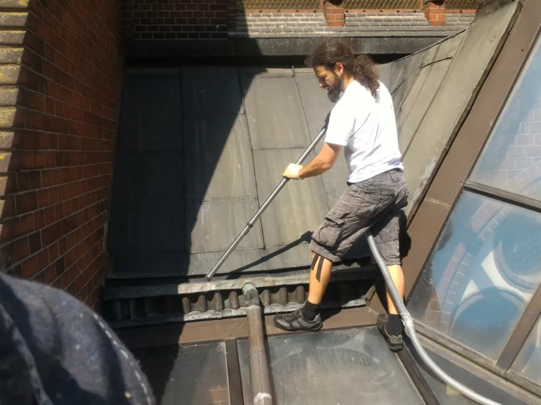 Oczyszczanie przeszkleń w kościele