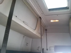 W każdej kabinie ciężarówki dokładnie czyścimy wszystkie elementy plastikowe.