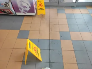 Szczecin Podjuchy Stacja Orlen. Doczyszczamy podłogę dla komfortu klientów. Po lewej efekt po czyszczniu.