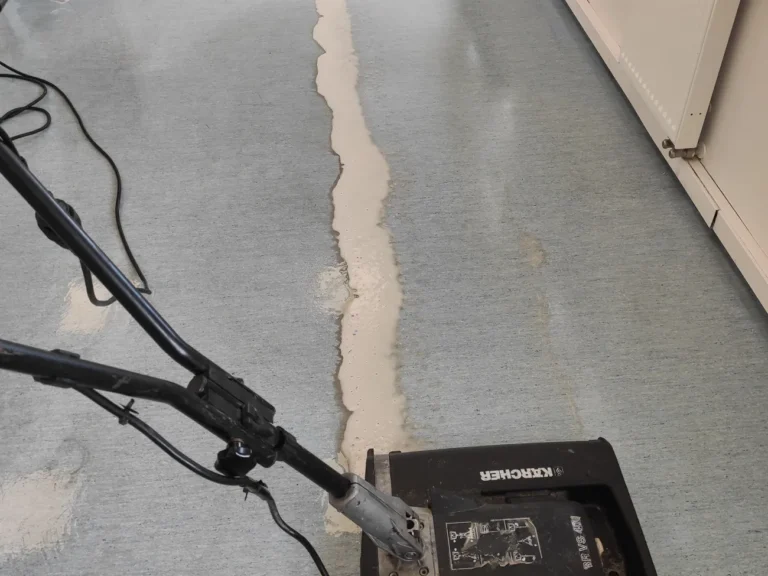 Dwuwalcowa Szorowarka w akcji. To jedna z naszych ulubionych maszyn do czyszczenia podłóg.