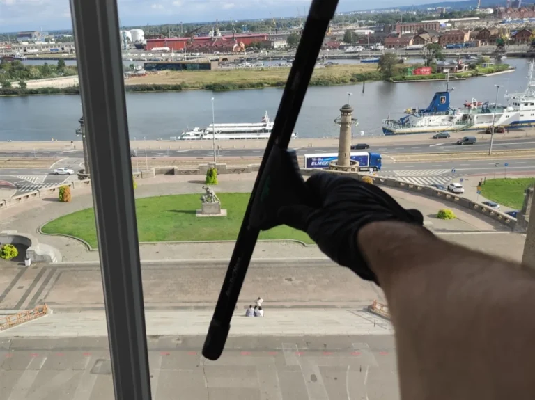 Mycie szyby za pomocą ściągaczki jest najszybsze.