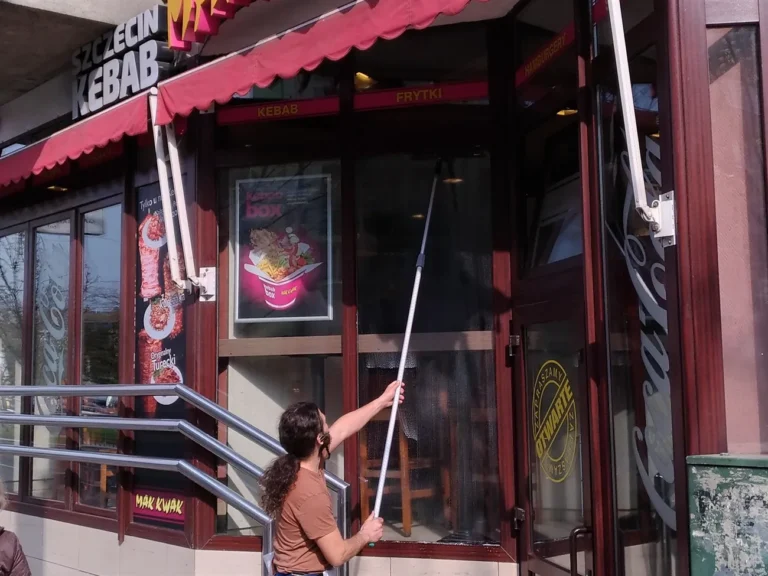 Czyszczenie okien u naszego wieloletniego klienta Makkwak - najlepsze kebaby.