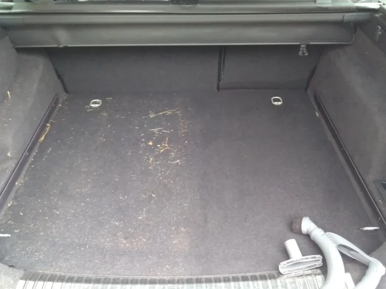 Sprzątanie bagażnika w samochodzie