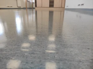 Efekty po polimeryzacji, podłoga ponownie pięknie się błyszczy.