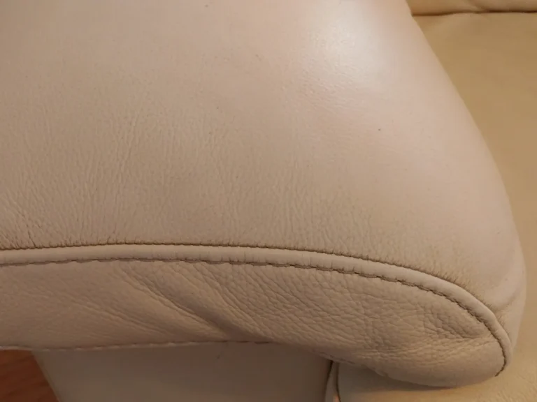 Wyczyszczony fragment skórzanej kanapy