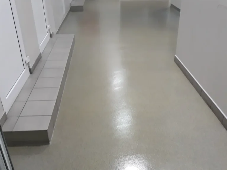 Podłoga odnowiona techniką polimerową z bardzo złego stanu.